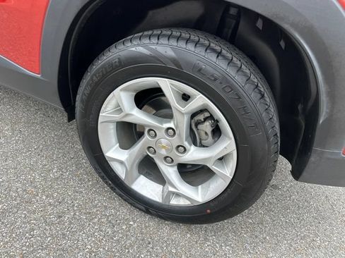 Used 2024 Chevrolet Trax LS w/ LS Convenience Package FWD image 23