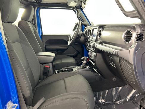 Used 2023 Jeep Gladiator Sport image 15