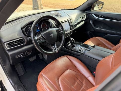 Used 2017 Maserati Levante image 18