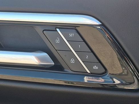Used 2025 Chevrolet Tahoe High Country AWD/4WD image 19