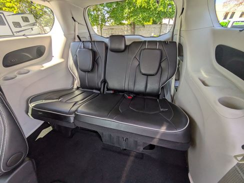 Used 2024 Chrysler Pacifica Limited FWD image 32