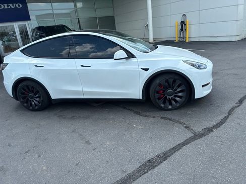 Used 2024 Tesla Model Y Performance AWD/4WD image 2