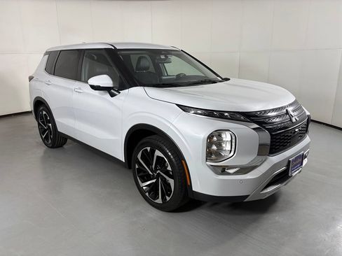 Used 2024 Mitsubishi Outlander SE FWD image 2