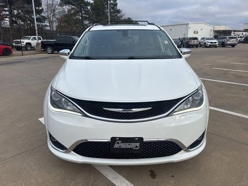 Used 2018 Chrysler Pacifica Limited image 2