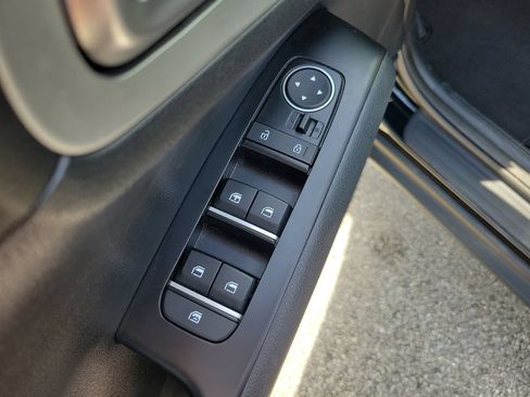 Used 2025 Kia Soul LX w/ LX Technology Package FWD image 12