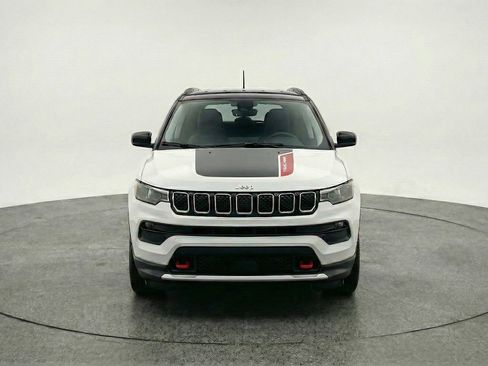 Used 2025 Jeep Compass Trailhawk image 2