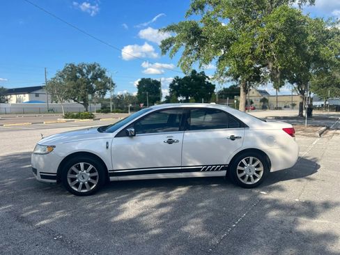 Used 2010 Lincoln MKZ image 3