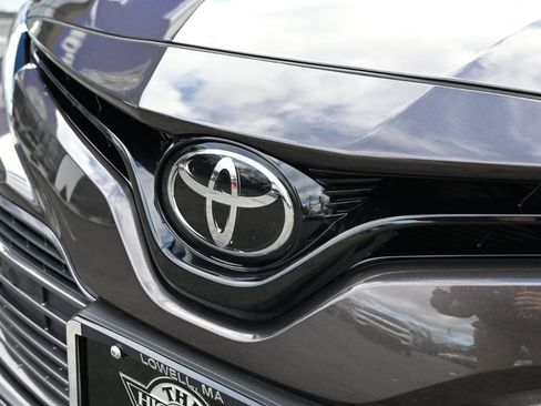 Used 2018 Toyota Camry XLE image 13