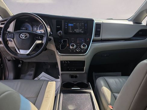 Used 2017 Toyota Sienna XLE Premium FWD image 10