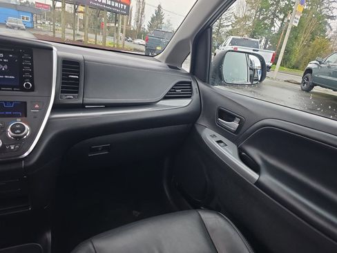 Used 2018 Toyota Sienna SE image 21