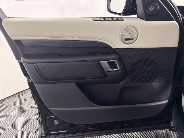 Used 2023 Land Rover Discovery Metropolitan Edition AWD/4WD image 27