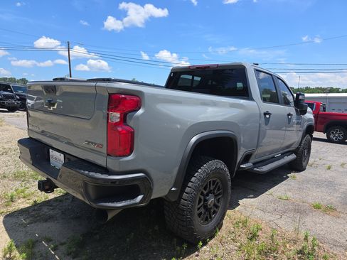 Used 2024 Chevrolet Silverado 2500 ZR2 w/ Technology Package AWD/4WD image 2