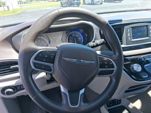 Used 2017 Chrysler Pacifica Touring FWD image 15