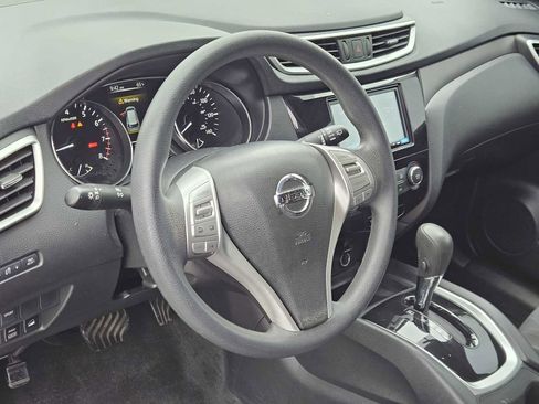 Used 2015 Nissan Rogue S image 2