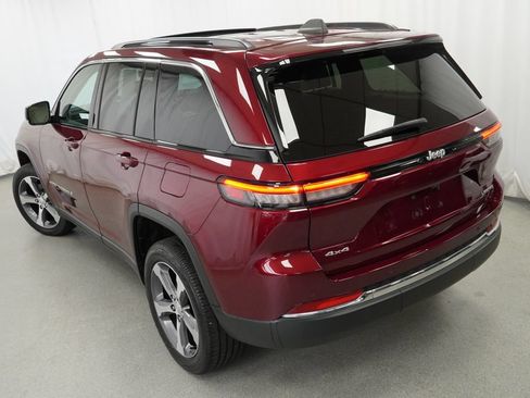 Certified 2025 Jeep Grand Cherokee Limited AWD/4WD image 12
