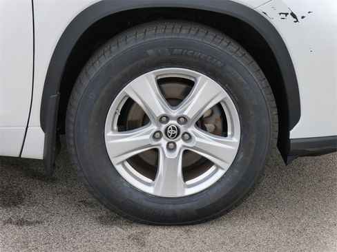 Used 2024 Toyota Highlander LE image 9