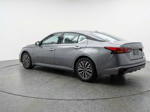Used 2025 Nissan Altima 2.5 SV FWD image 6