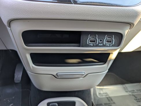 Used 2024 Chrysler Pacifica Touring-L FWD image 32