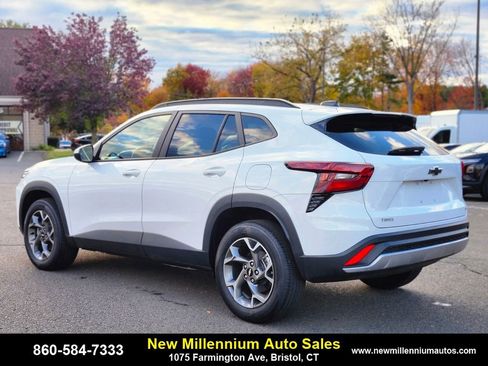 Used 2025 Chevrolet Trax LT w/ Driver Confidence Package image 3