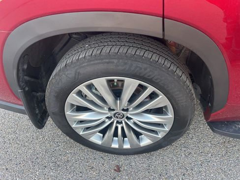 Used 2025 Toyota Highlander Platinum image 19