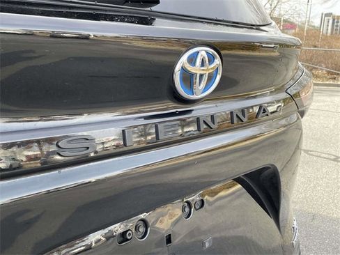 Used 2022 Toyota Sienna XLE image 11