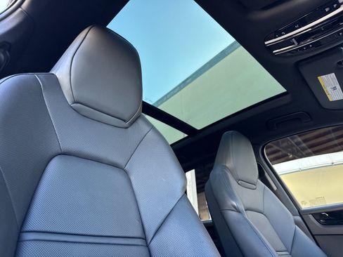 Certified 2023 Porsche Cayenne AWD/4WD image 18