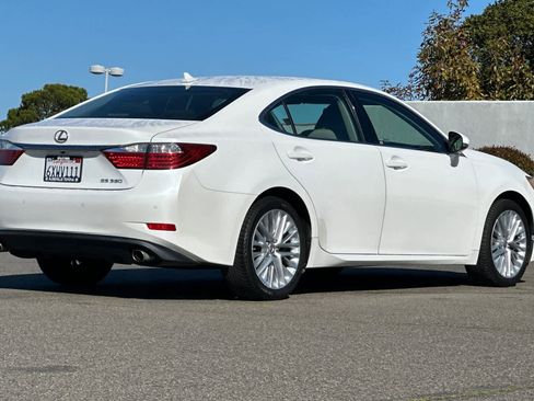 Used 2013 Lexus ES 350 w/ Luxury Pkg image 2