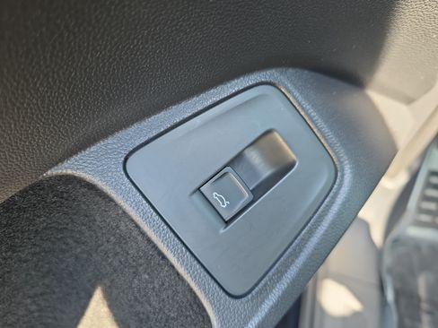 Used 2024 Volkswagen Tiguan SE w/ Panoramic Sunroof Package AWD/4WD image 13