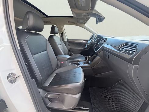 Used 2022 Volkswagen Tiguan SE w/ Panoramic Sunroof Package FWD image 3