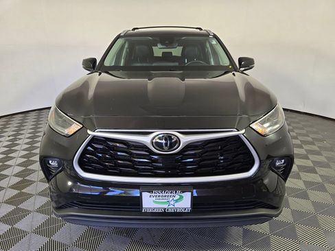 Used 2022 Toyota Highlander XLE AWD/4WD image 2