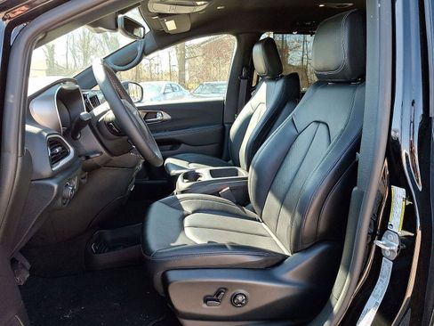 Used 2025 Chrysler Pacifica Select image 17