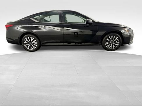 Used 2024 Nissan Altima 2.5 SV image 10