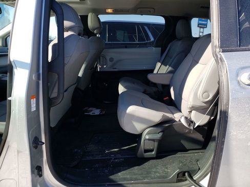 Used 2025 Toyota Sienna XLE image 21