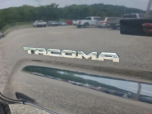 Used 2018 Toyota Tacoma TRD Off-Road AWD/4WD image 9