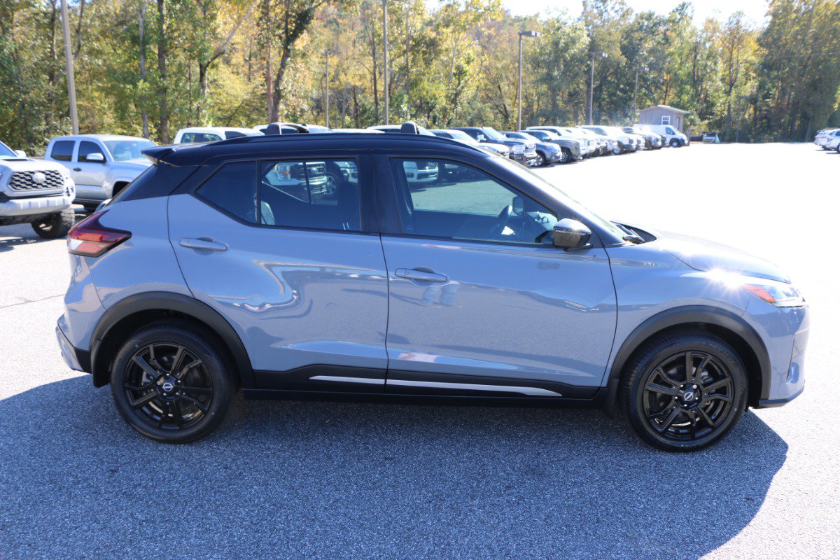 Used 2022 Nissan Kicks SR w/ Interior Electronics Package FWD image 9