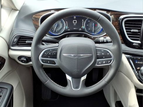 Used 2024 Chrysler Pacifica Limited FWD image 21