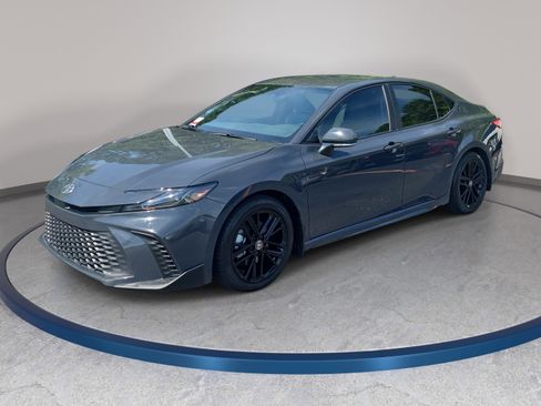 Certified 2025 Toyota Camry SE FWD image 1