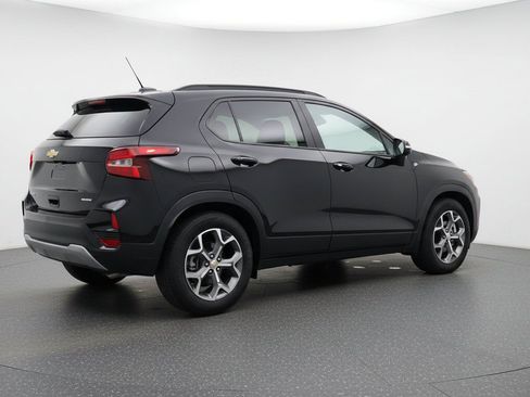 Used 2025 Chevrolet Trax LT FWD image 9