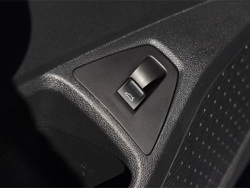 Used 2025 Volkswagen Jetta SE w/ Sunroof Package image 9