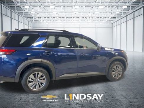 Used 2025 Nissan Pathfinder SV AWD/4WD image 2