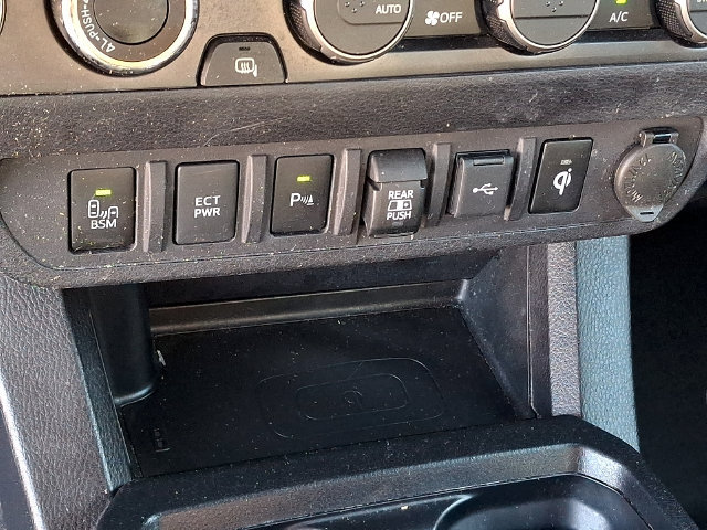 Used 2022 Toyota Tacoma TRD Off-Road w/ Technology Package AWD/4WD image 18