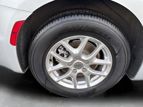 Used 2024 Chrysler Pacifica Touring-L FWD image 11