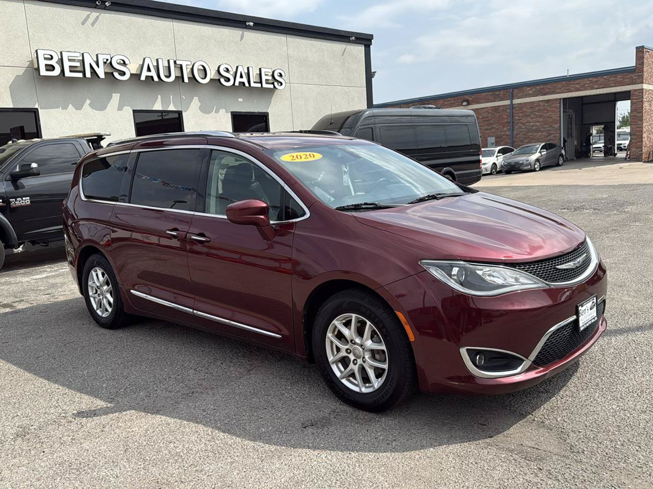 Used 2020 Chrysler Pacifica Touring-L FWD image 4