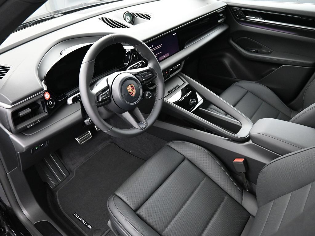 Certified 2025 Porsche Macan 4S Electric AWD/4WD image 4