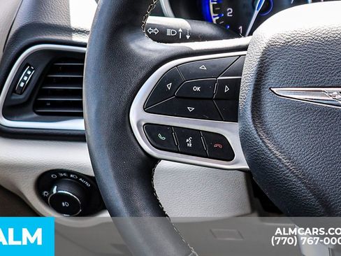 Used 2024 Chrysler Pacifica Touring-L image 36