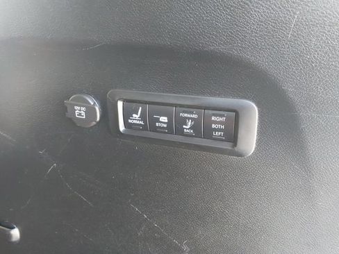 Used 2017 Chrysler Pacifica Limited w/ UConnect Theater Package FWD image 30