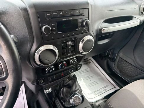 Used 2017 Jeep Wrangler Unlimited Sahara w/ Connectivity Group AWD/4WD image 17