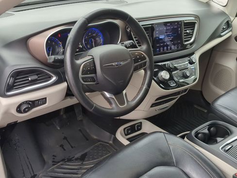 Used 2018 Chrysler Pacifica Touring-L Plus image 13