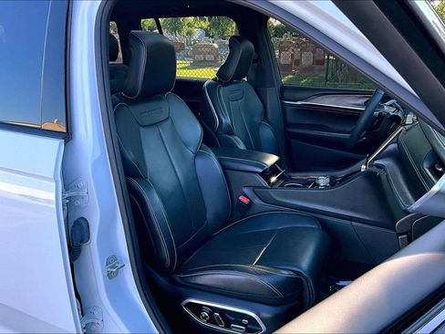 Used 2023 Jeep Grand Cherokee Overland w/ Luxury Tech Group IV AWD/4WD image 7