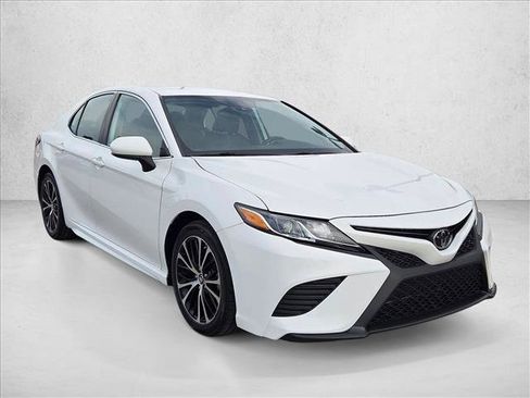 Used 2019 Toyota Camry SE image 3
